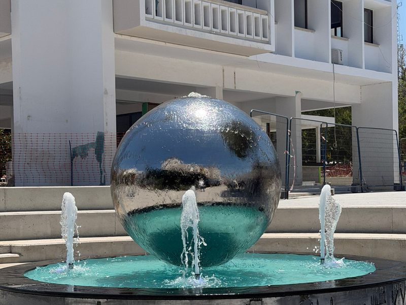 Girne şehir meydanında Cometepool imalatı paslanmaz çelik küre fıskiye