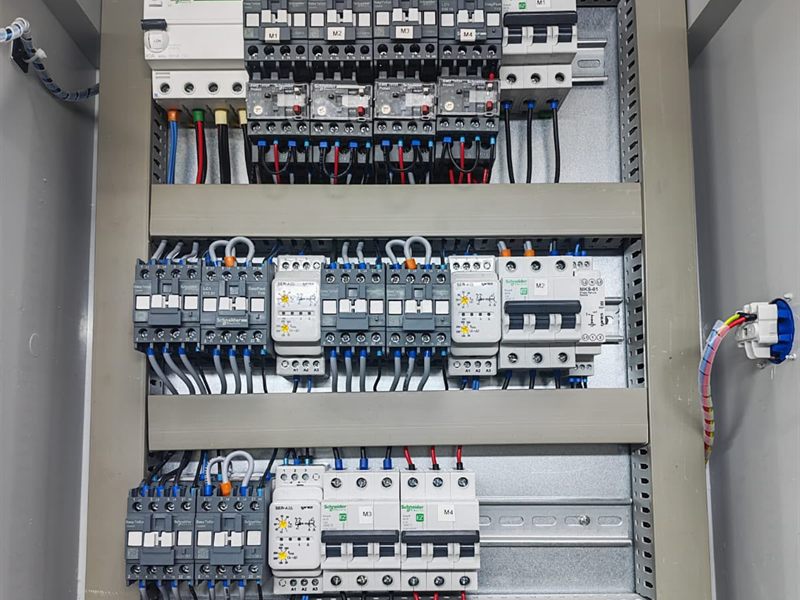 Schneider Electric bileşenli havuz panosu iç yapısı ve etiketli klemens dizilimi
