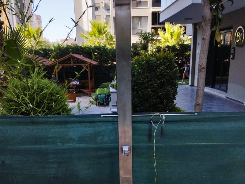 AISI 316L paslanmaz çelik havuz duşu, site bahçesinde kurulu